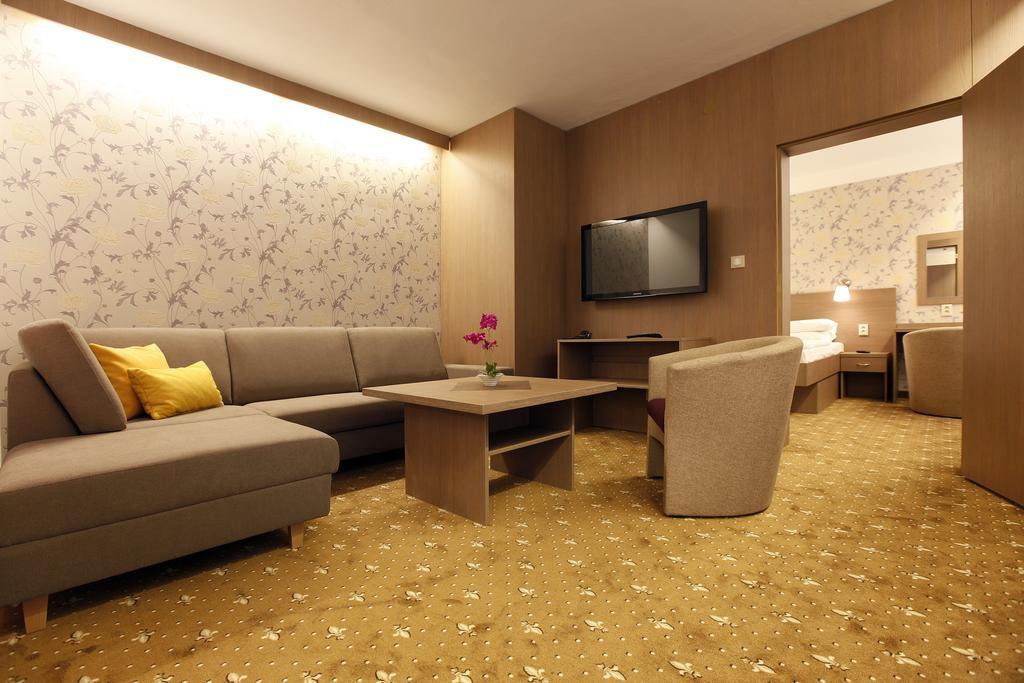Maj Hotel Medical Wellness ピエシュチャニ エクステリア 写真
